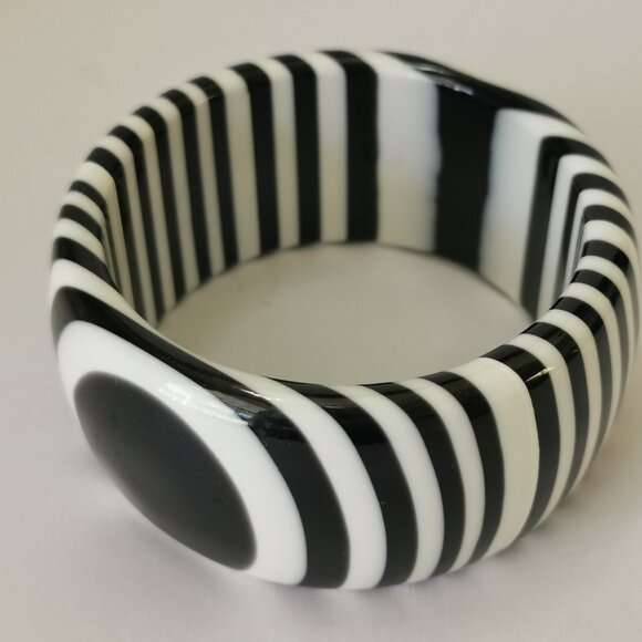 Vintage 60’s Black and White Lucite Op Art Bangle Bracelet - Picture 1 of 7